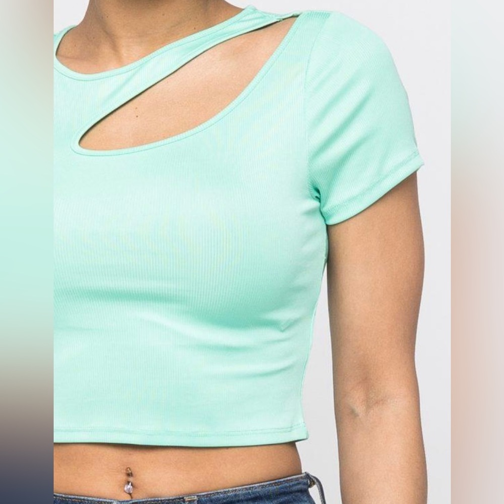 ❤️4 for $28 soft green cutout going out top!